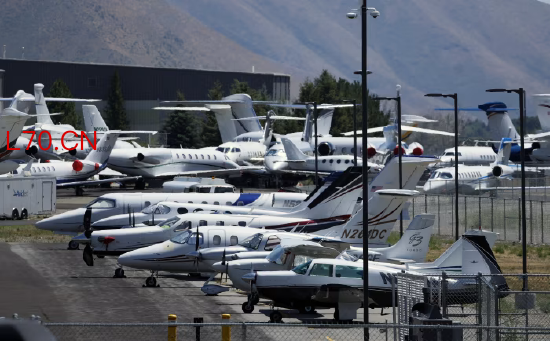 爱达荷州太阳谷附近一座地区机场的私人飞机。
