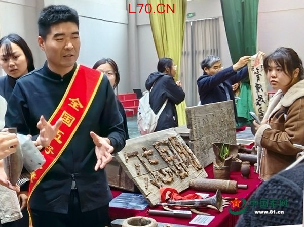 耿风泉用2万件实物留住抗战记忆 传承红色基因