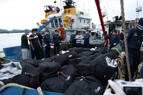 广东公安海上收网拦截运毒船只, 缴获毒品大麻735公斤